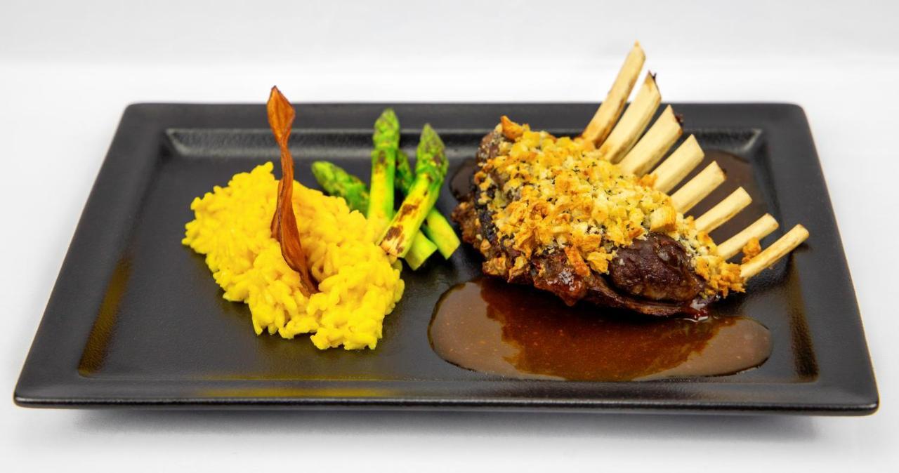 Hotel Transamerica เซาเปาโล ภายนอก รูปภาพ Rack of lamb with a crust of herbs and a yellow risotto